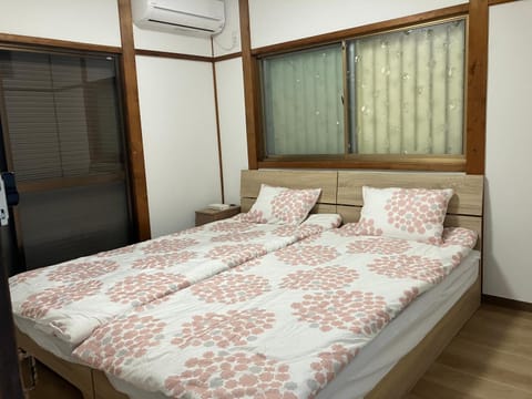 Bed, Photo of the whole room, Bedroom, air conditioner