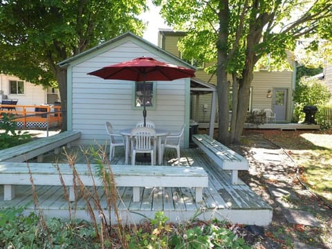 Bayside Cottage - Remodeled And Great Location! House in Frankfort