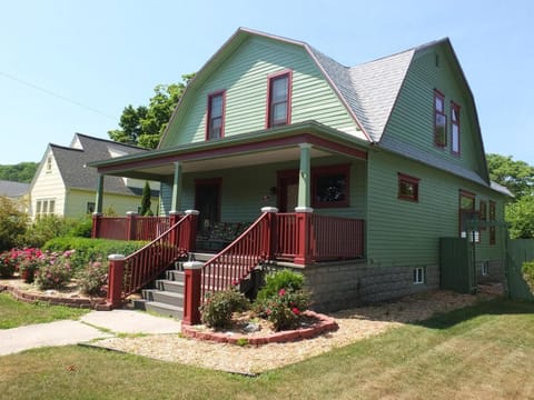 Leelanau Cottage - Gorgeous & Great Location! House in Frankfort