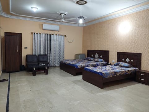 Family Guest House in Gulshan-e-iqbal , block-10 Chambre d’hôte in Karachi