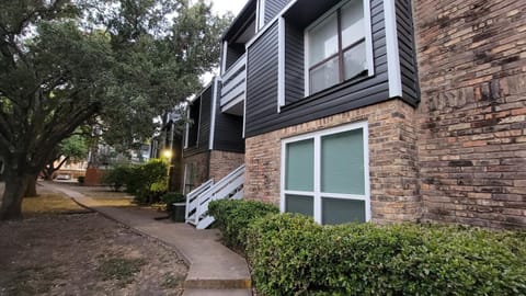 Peaceful condo in North Dallas Condo in Addison