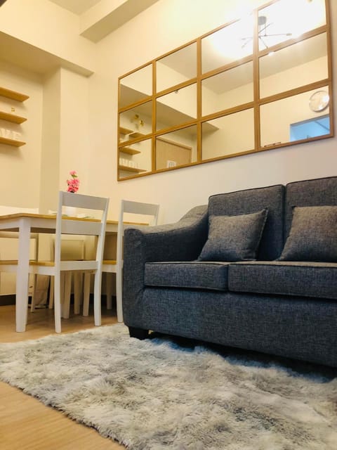 Osam Empire Suites 2BR Staycation at Trees Residences Condominium Appartement-Hotel in Quezon City