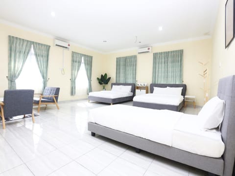 Bed, Living room, Photo of the whole room, Seating area, Bedroom, air conditioner