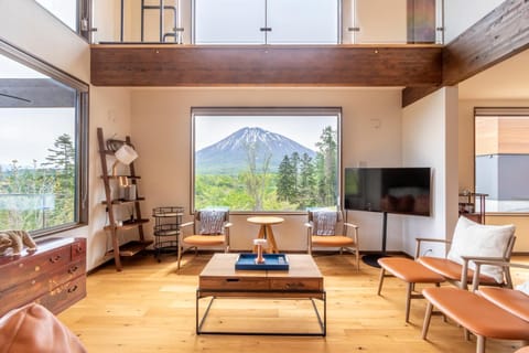 Day, Natural landscape, TV and multimedia, Living room, Mountain view