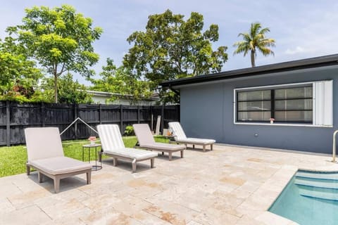 Garden view, Swimming pool, sunbed