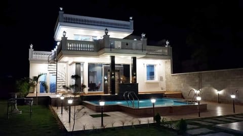 Luxurious PRIVATE Greystone VILLA with SWIMMING POOL, Big Garden, Pool table, hot-tub, Party speaker Chalet in Punjab