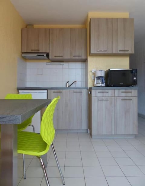 Kitchen or kitchenette, Dining area, minibar, pet friendly, stove