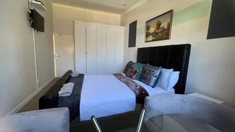 Sizanazo Guest House - Double Room Vacation rental in Johannesburg