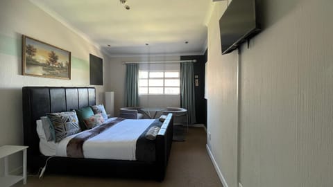 Sizanazo Guest House - Double Room Vacation rental in Johannesburg