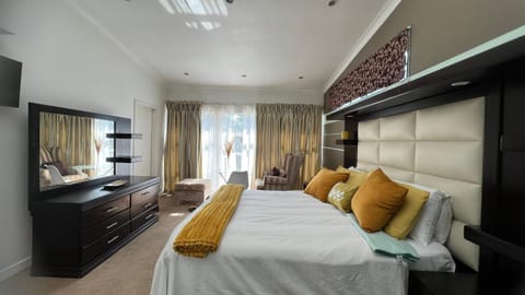 Bed, TV and multimedia, Photo of the whole room, Seating area, Bedroom, towels, wardrobe