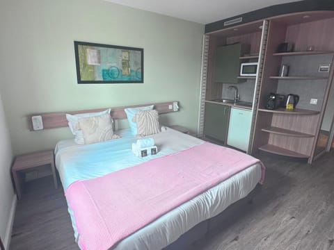 Bed, Kitchen or kitchenette, Bedroom