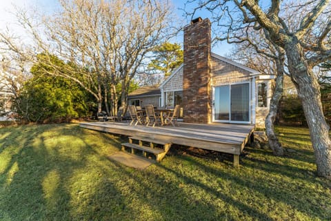 Private Beach Waterfront Oak-Bluffs Family Cottage Casa in Tisbury