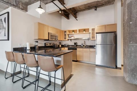 2BR Historic Loft Retreat With Pool & Gym Condominio in Pittsburgh