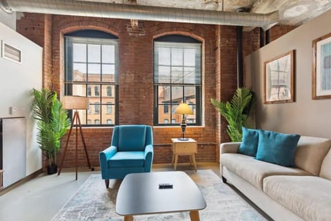 2BR Historic Loft Retreat With Pool & Gym Condominio in Pittsburgh