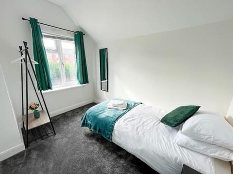 Perfect for Contractors & Families! 7 Beds Free Parking Eigentumswohnung in Oldbury