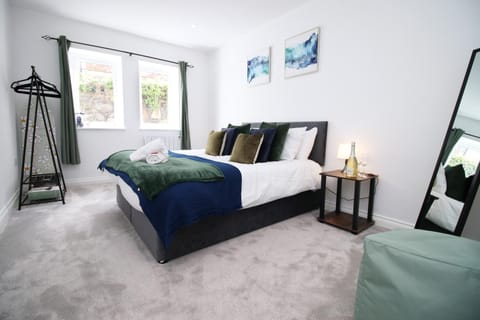 Casa di pietra - Cardiff City centre apartment with patio, Free private parking Condo in Cardiff