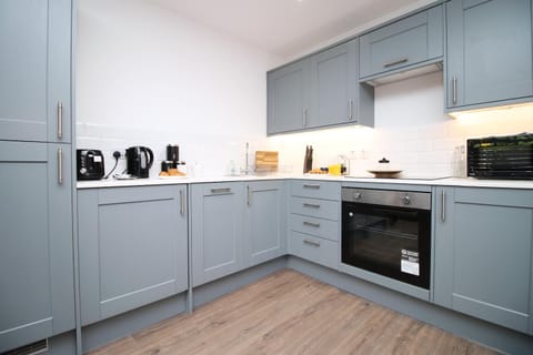 Casa di pietra - Cardiff City centre apartment with patio, Free private parking Condo in Cardiff