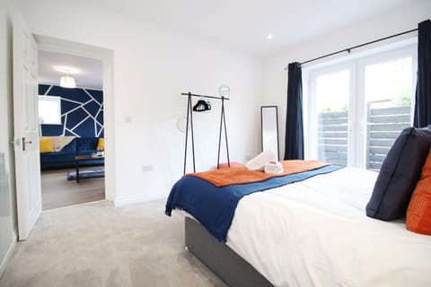 Casa di pietra - Cardiff City centre apartment with patio, Free private parking Condo in Cardiff