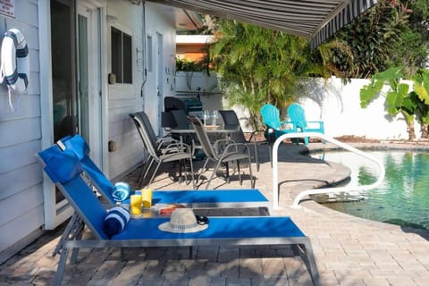 Coral Cottage pool/firepit a 2 bed 2 bth sleeps 6 House in Tarpon Springs