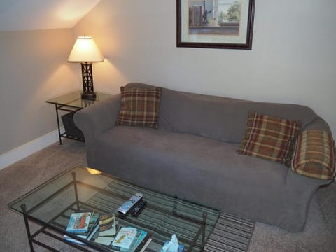 The Cute & Cozy - Upper Apt - Great Location! Apartment in Frankfort