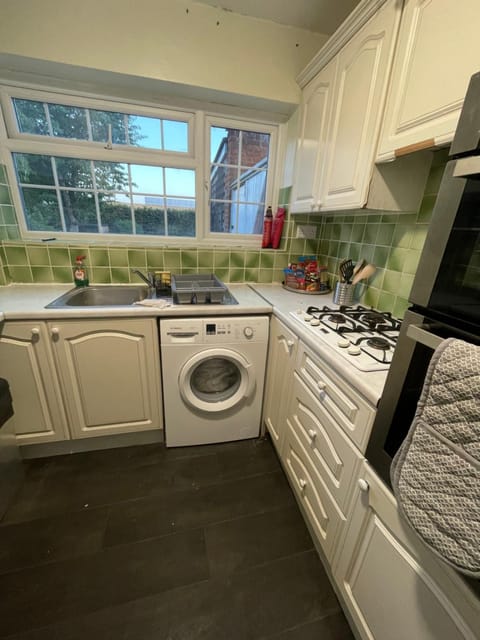 Wardown Place - Spacious 3 Bed House available for short term or long term Rental House in Luton