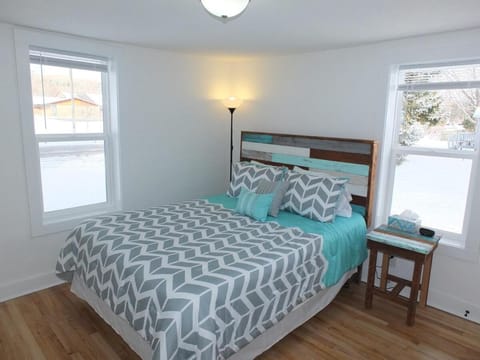 Beach Town Escape - Newly-remodeled & Gorgeous! House in Frankfort