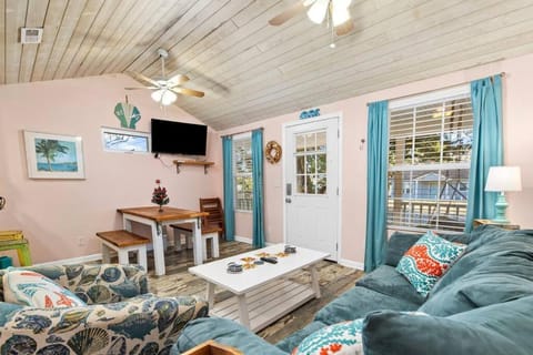 Beautiful Centrally Located Beach House w King Bed, Private Hot tub, Yard, Deck & BBQ House in Myrtle Beach