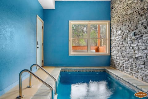 Indoor Pool - Tranquil Haven Retreat Chalé in Pigeon Forge