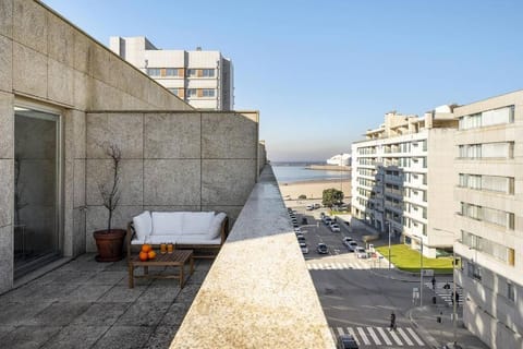 Ocean Front 4-bed Luxury w/ Terrace & Parking Condo in Matosinhos