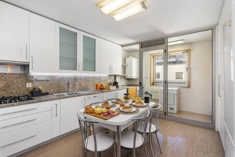 Ocean Front 4-bed Luxury w/ Terrace & Parking Apartamento in Matosinhos