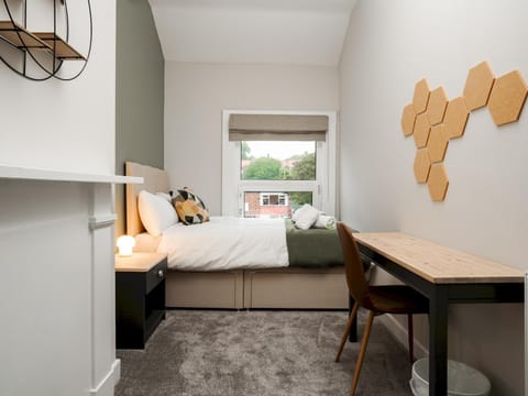 Pass the Keys Stylish Aigburth Flat Sleeps 12 House in Liverpool