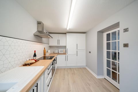 Kitchen or kitchenette, minibar, pet friendly, stove