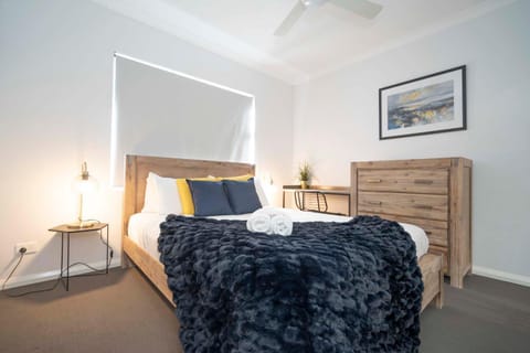 Convenient Touch of Gold 2Bed WiFi Wine Parking Condo in Perth