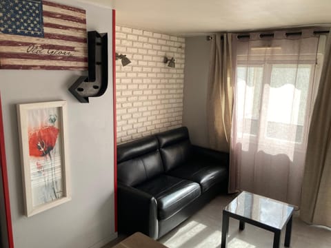 Cosy apartment Disneyland Paris en face de la gare RER val d'Europe Apartment in Chessy