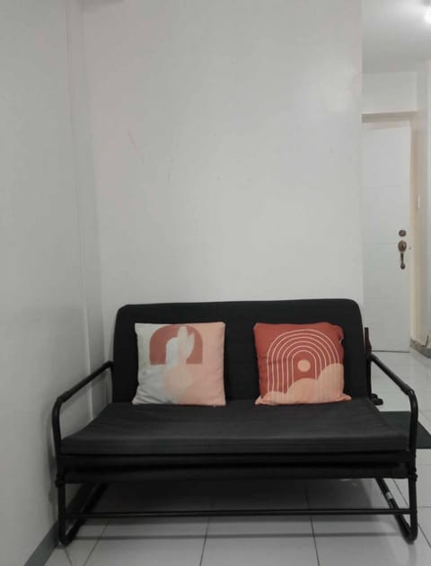 Condo in EDSA Netflix and SmartTV FreeAccess to POOL and GYM Apartment in Quezon City