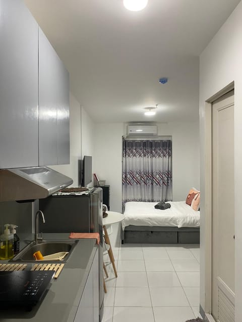 Condo in EDSA Netflix and SmartTV FreeAccess to POOL and GYM Condo in Quezon City