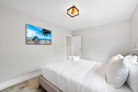 Beautiful 5 Bedroom Luxury waterfront villa w/ pool Villa in Keystone Islands