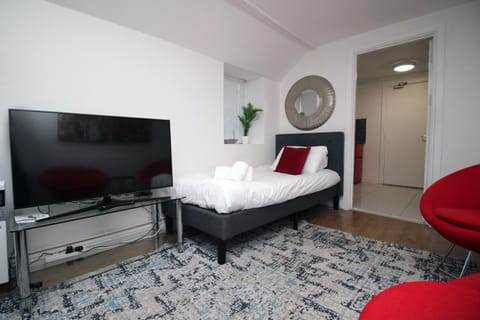 Spacious 5 Bedroom Apartment In Swansea Condo in Swansea