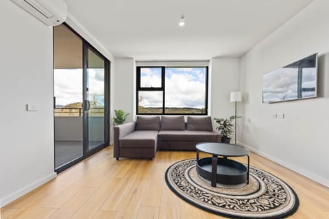 Spacious & Open 2 bd 2bth Unit in Canberra City Condo in Canberra