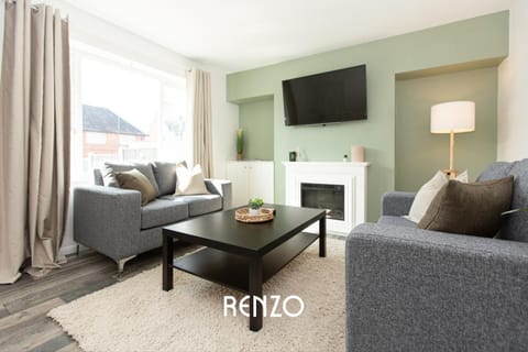 Bright and Warm 3-bed Home in Nottingham by Renzo, Free Driveway Parking, Close to Wollaton Park! Condo in Nottingham