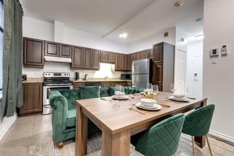 M11 - Stylish & Cozy 2bdr in Plateau Montreal Condo in Laval