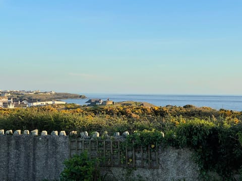 Spacious Bungalow with sea views 'West Wind’ House in Trearddur Bay