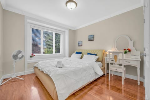 Luxurious Getaway in Vancouver-Private room with attached bathroom Bed and Breakfast in Vancouver