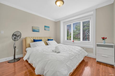 Luxurious Getaway in Vancouver-Private room with attached bathroom Bed and Breakfast in Vancouver