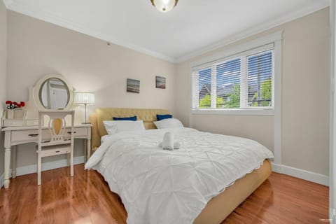 Luxurious Getaway in Vancouver-Private room with attached bathroom Bed and Breakfast in Vancouver