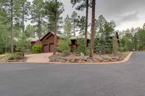 Wooded Torreon Cabin with Furnished Deck and Fire Pit House in Show Low