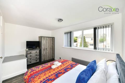 Tranquil 3 Bedroom home with free parking and wifi for professionals and families by Coraxe Short Stays Casa in Oldbury
