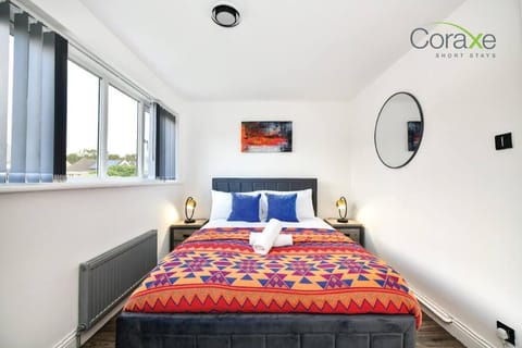 3 Bedrooms Modern Retreat for Contractors and Families by Coraxe Short Stays Haus in Oldbury