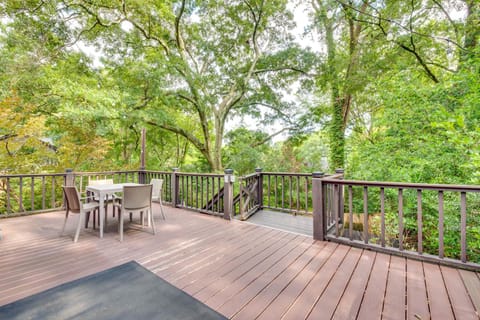 Chic Atlanta Retreat with Patio and Outdoor Dining! House in Buckhead
