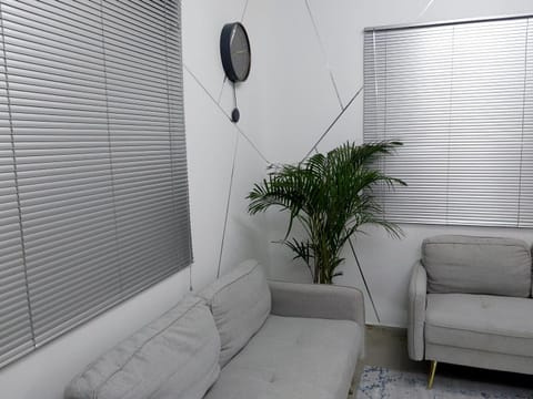 Private Bedroom in a Home With Park View Location de vacances in Al Sharjah